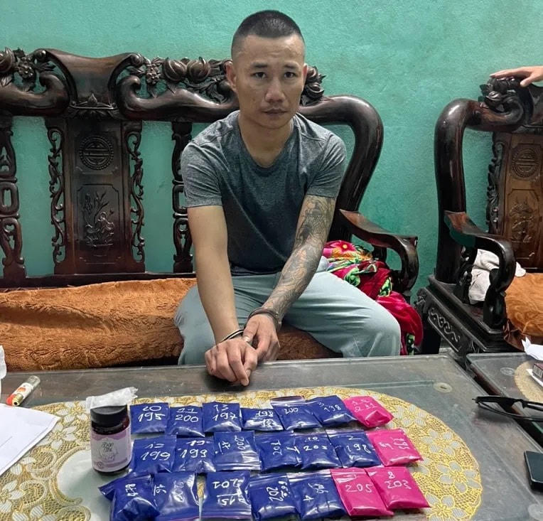Đối tượng Ngô Quốc Vũ cùng tang vật là gần 6.000 viên ma túy hồng phiến tại nơi ở.