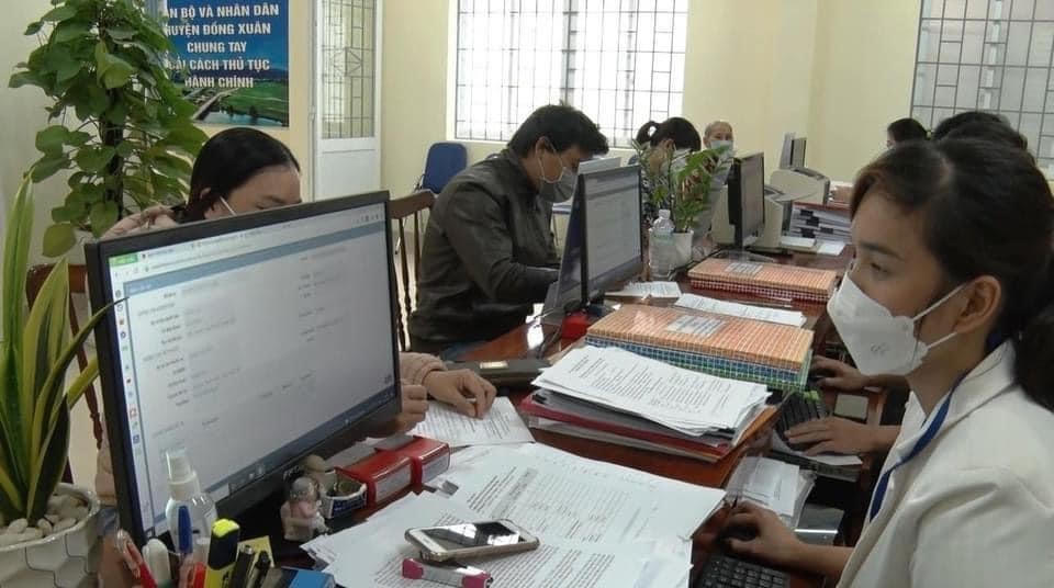 Cán bô công chức huyện Đồng Xuân, giải quyết các thủ tục hành chính cho người dân.