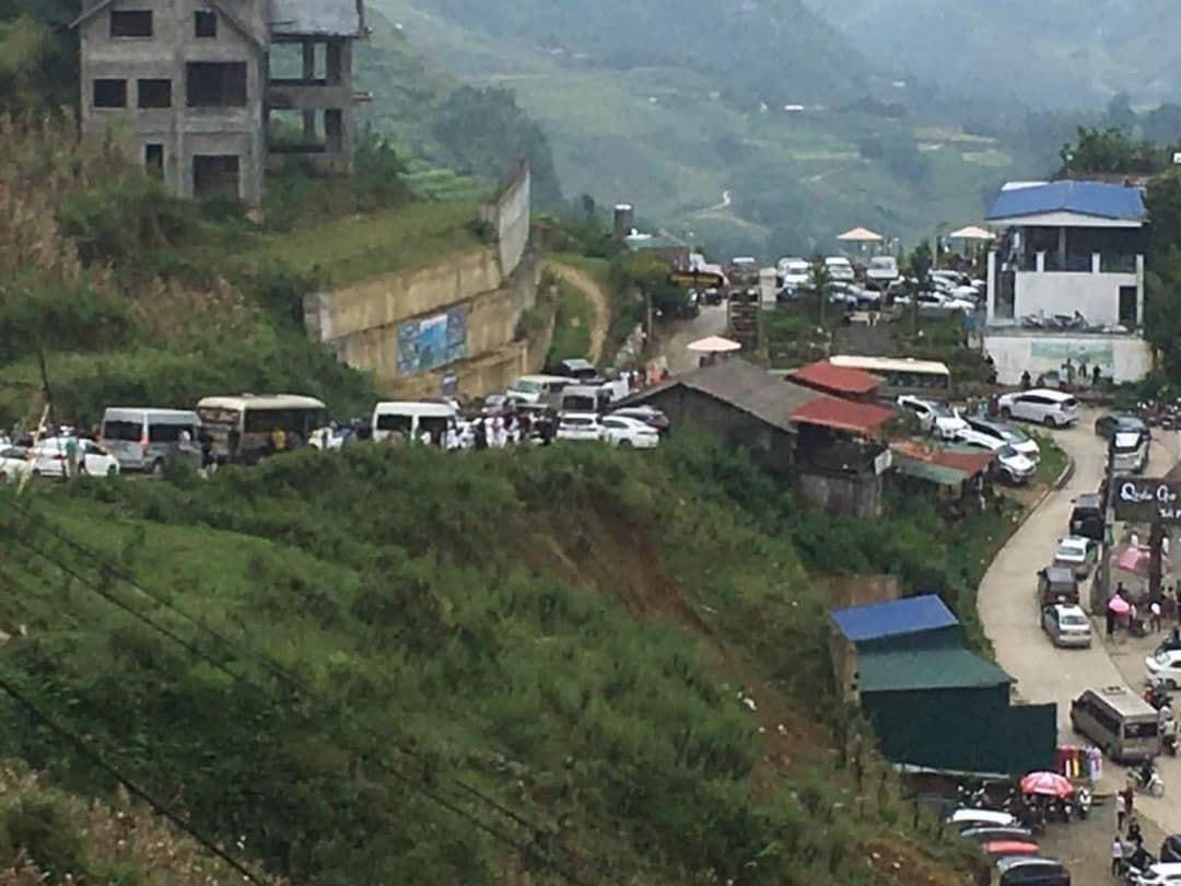 Đường lên Sa Pa nhiều xe cộ, gây ùn ứ. Ảnh IT