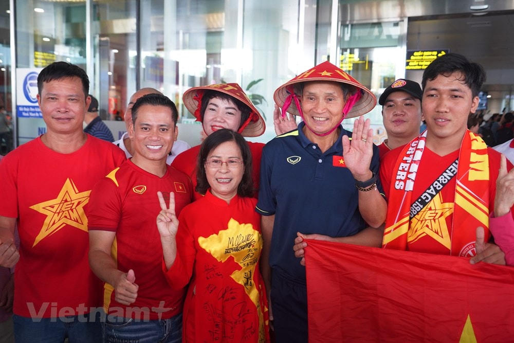 Huấn luyện viên trưởng Mai Đức Chung chụp ảnh cùng người hâm mộ. (Ảnh: Việt Anh/Vietnam+).