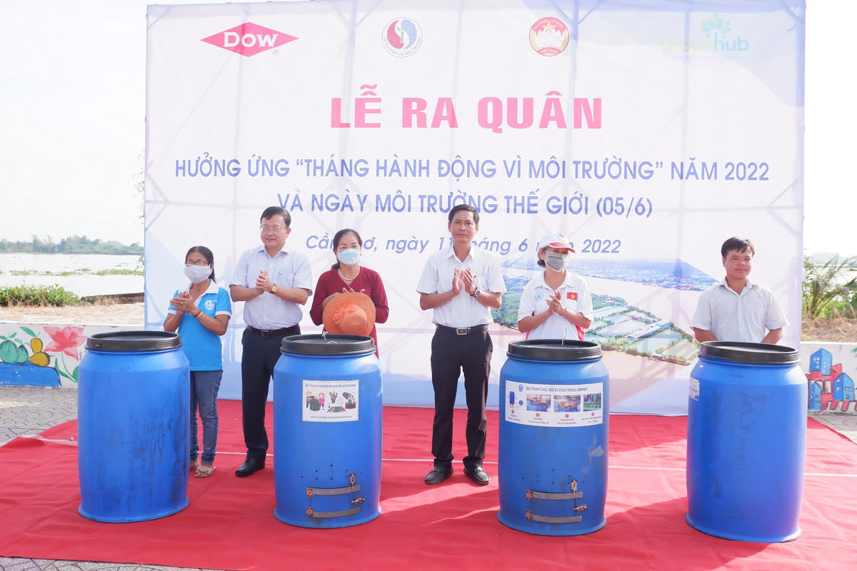 Trao hỗ trợ 40 thùng ủ rác thành phân hữu cơ cho các hộ dân tại một số phường trên địa bàn quận Bình Thuỷ.
