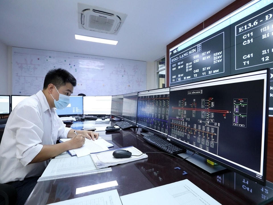 Trực điều hành lưới điện tại trung tâm điều khiến.