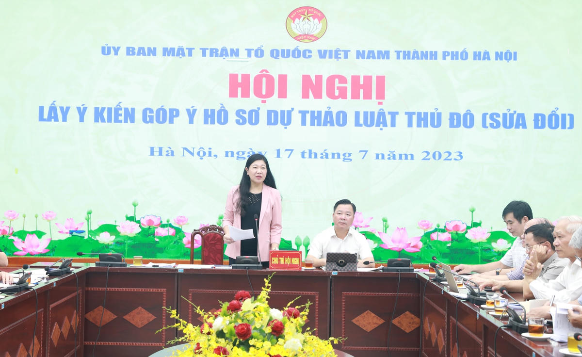 Bà Nguyễn Lan Hương, Chủ tịch Ủy ban MTTQ Việt Nam thành phố Hà Nội phát biểu tại hội nghị.