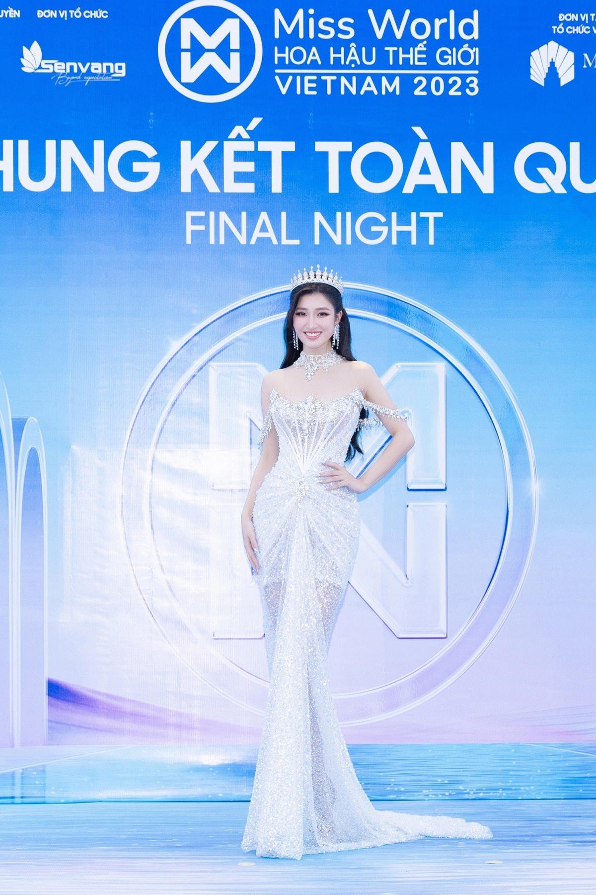 Á hậu 2 Miss World Vietnam 2022 Nguyễn Phương Nhi. Với dáng đầm đuôi cá và sự đính kết cầu kỳ vốn làm nên thương hiệu của Joli Poli, Phương Nhi đã xuất hiện vô cùng ngọt ngào như bước ra từ truyện cổ tích. 