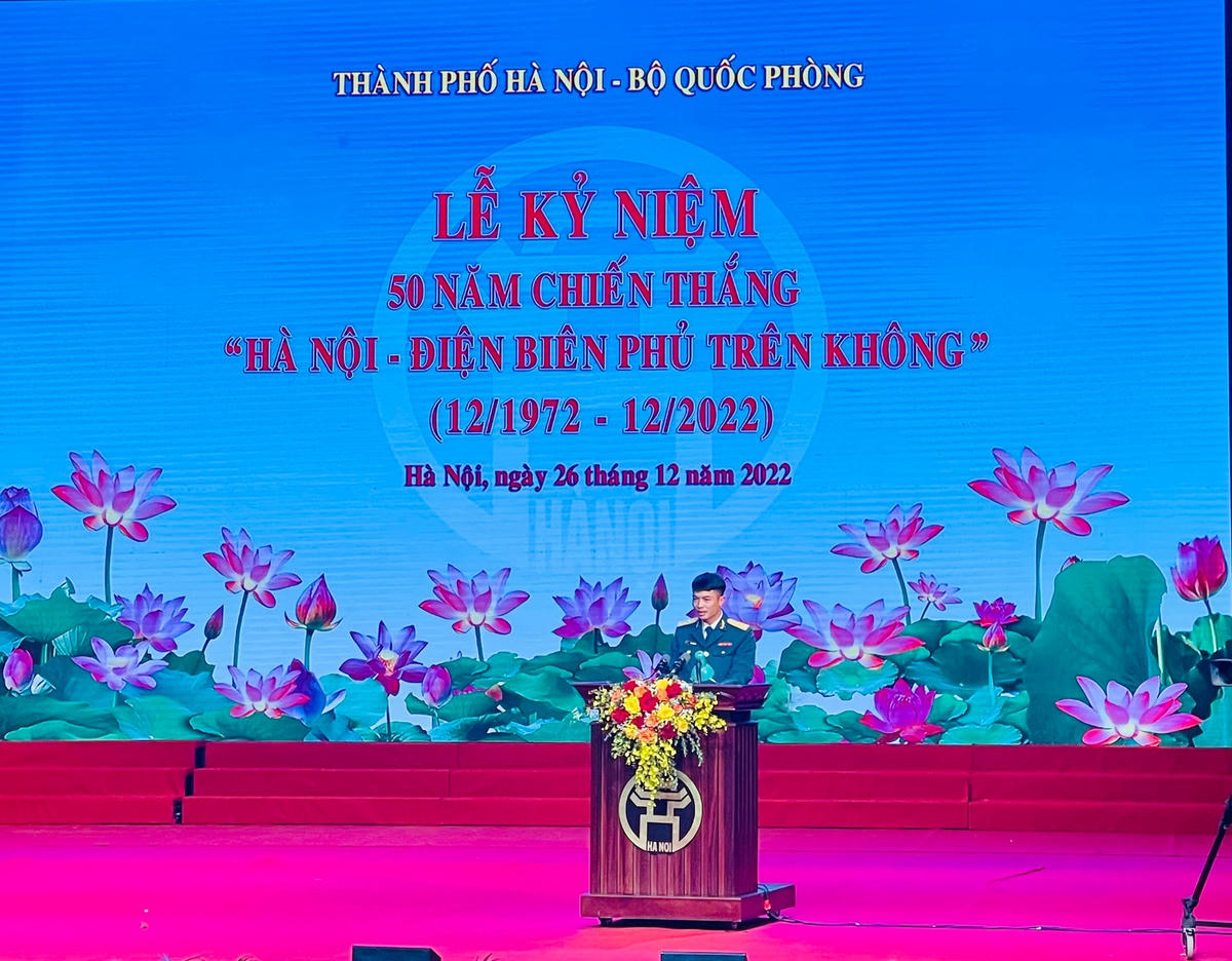 Thiếu tá Bùi Thanh Bình đại diện thế hệ trẻ lực lượng Phòng không - Không quân phát biểu tại buổi lễ.