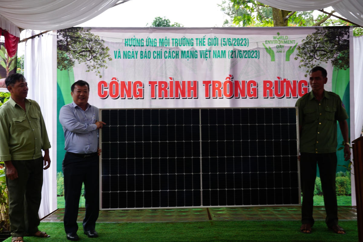 Đoàn công tác trao tặng 2 thiết bị chiếu sáng bằng năng lượng mặt trời cho Ban quản lý rừng phòng hộ Bù Đăng. Ảnh: Mạnh Thìn.