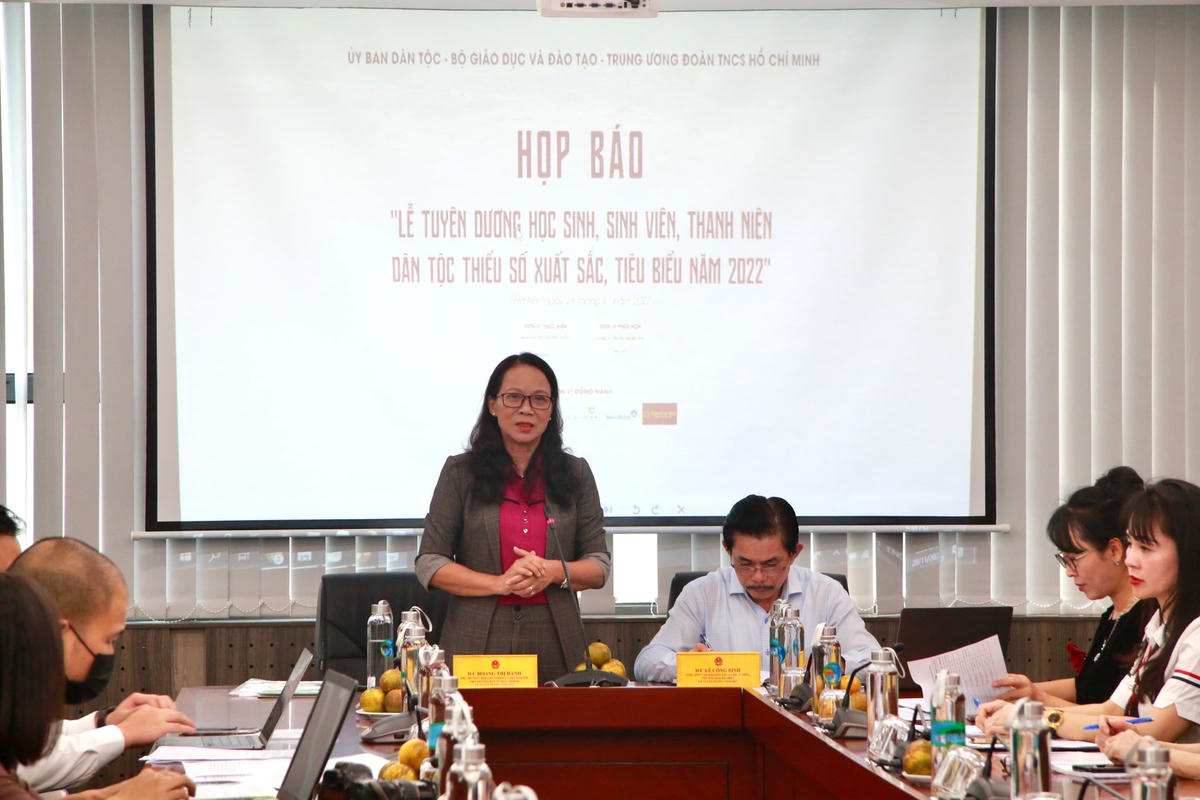 Bà Hoàng Thị Hạnh - Thứ trưởng, Phó Chủ nhiệm Ủy ban Dân tộc, Trưởng Ban thường trực Ban Chỉ đạo phát biểu chỉ đạo tại buổi Họp báo.