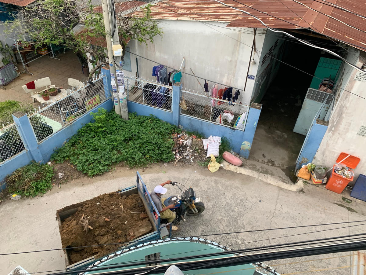 Di chuyển trong các ngõ xóm để tránh lực lượng chức năng xử lý.