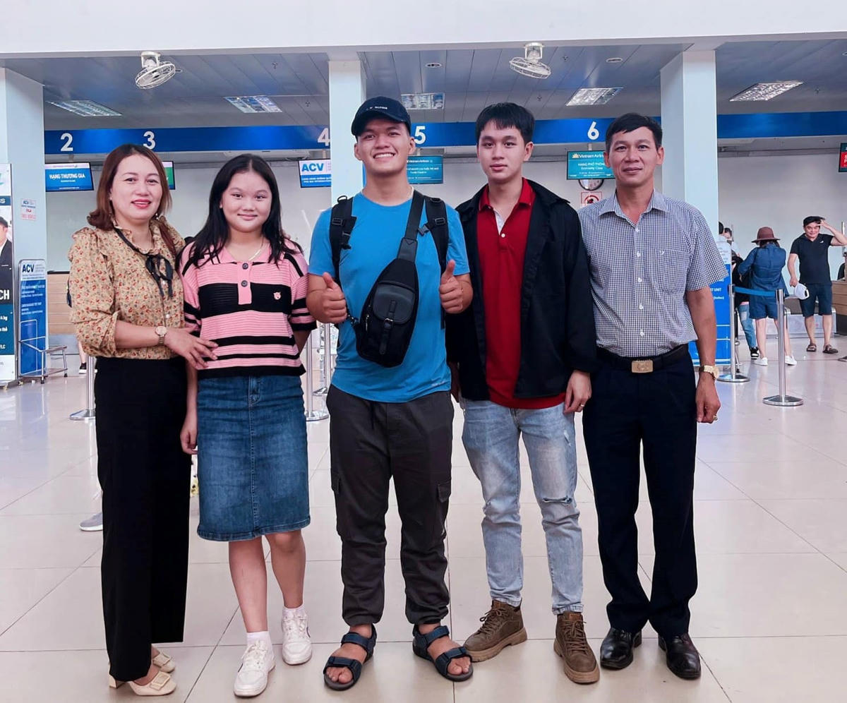 Trương Khánh Hưng (đứng giữa) lên đường đến Mỹ du học (Ảnh: facebook nhân vật).  