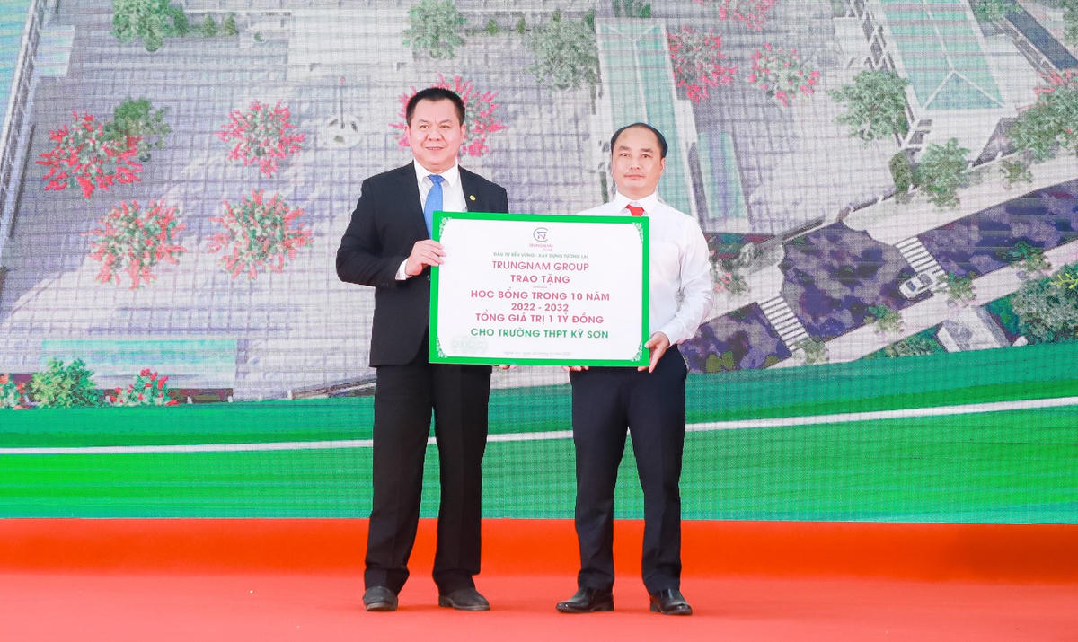 Trao tặng nhiều phần quà cho Trường THPT Kỳ Sơn nhân dịp năm học mới.