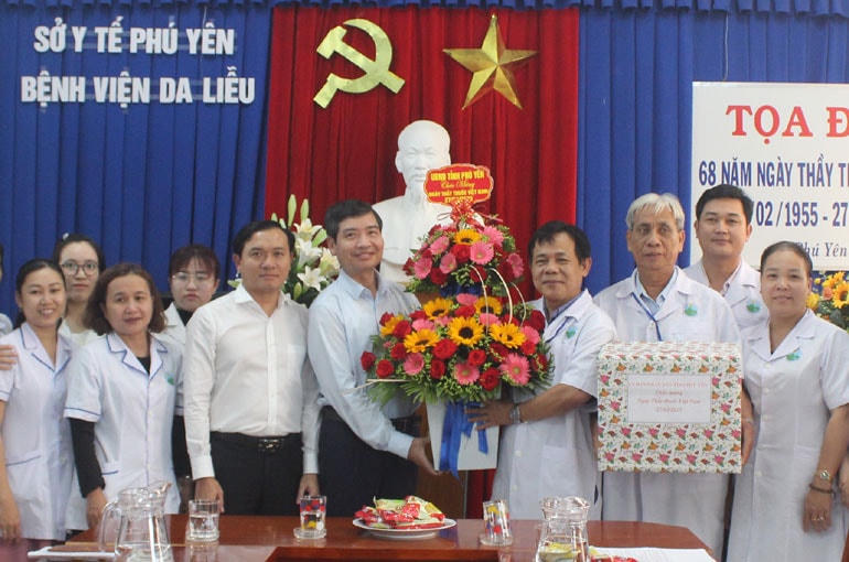 Lãnh đạo tỉnh Phú Yên thăm, tặng hoa chúc mừng cán bộ tập thể Bệnh viện Da liễu tỉnh.