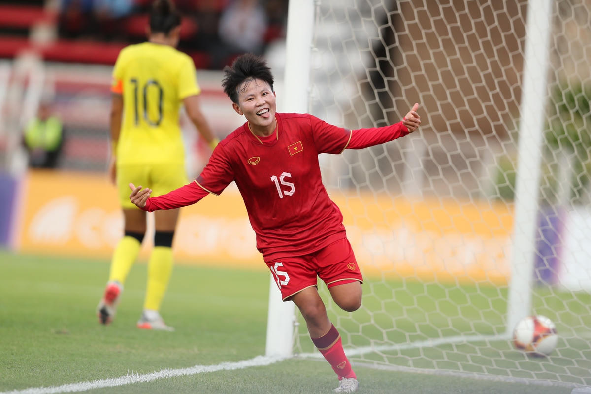 Bích Thuỳ nâng tỷ số lên 2-0 cho ĐT nữ Việt Nam. Ảnh: VFF.