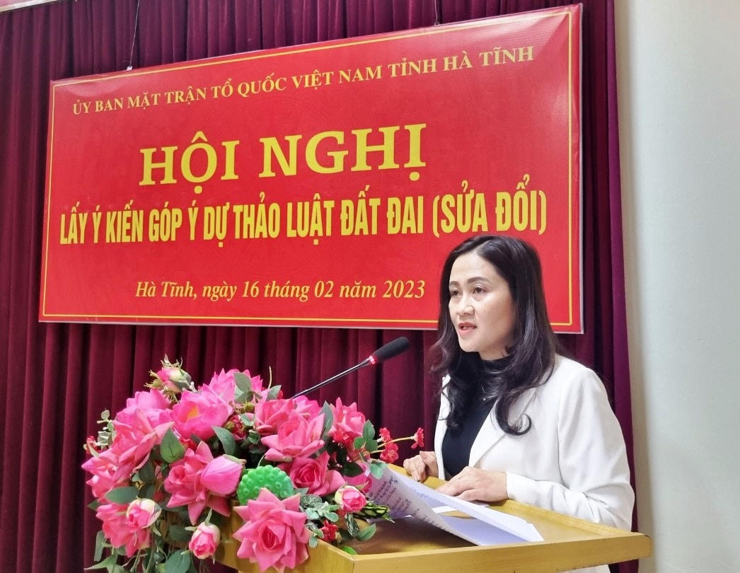 Phó Chủ tịch Ủy ban MTTQ Việt Nam tỉnh Hà Tĩnh Phạm Thị Thu Hà phát biểu đề dẫn Hội nghị.