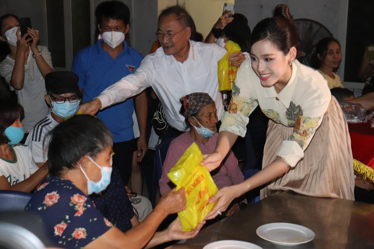 Hoa hậu Đỗ Thị Hà ân cần tặng các phần quà cho trẻ em tại Trung tâm.