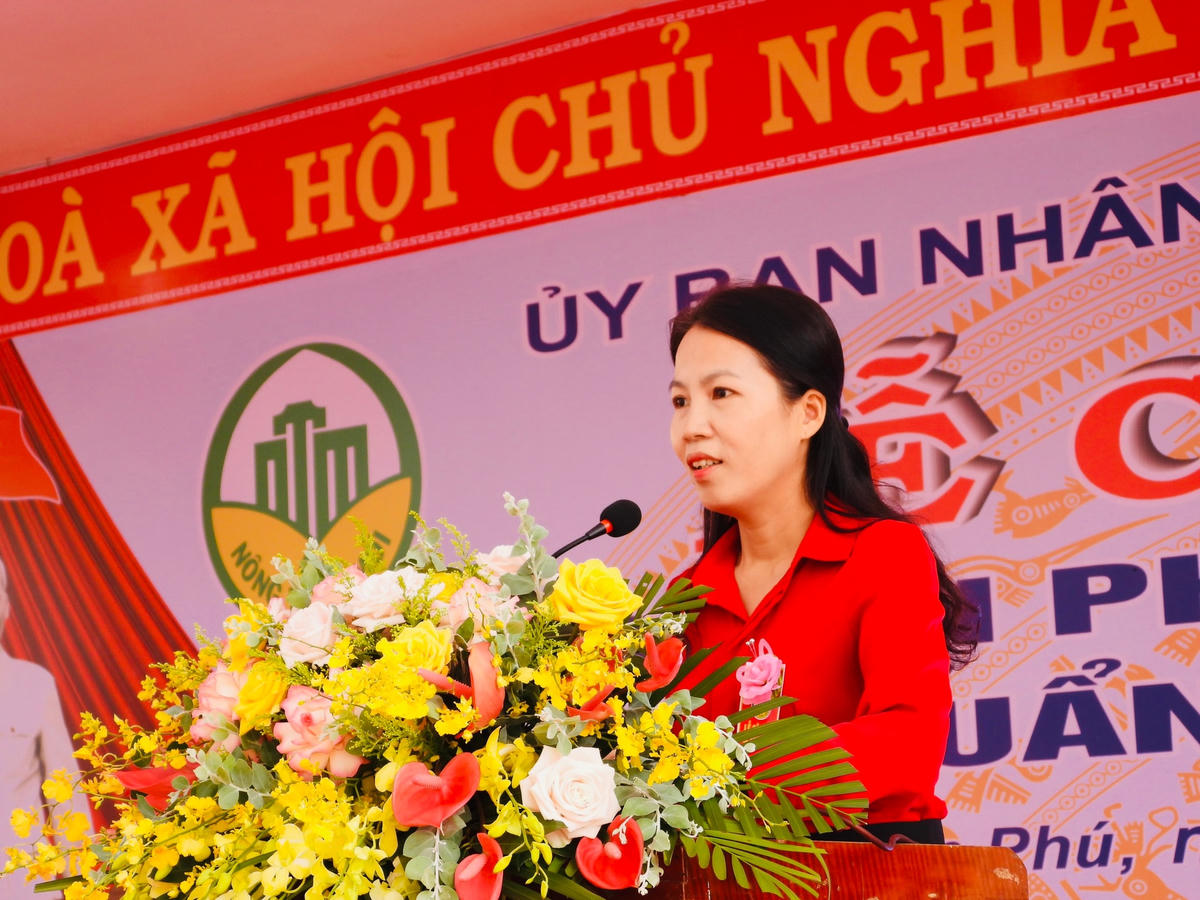 Đại diện Văn phòng điều phối NTM của tỉnh công bố Quyết định xã Xuân Phú đạt chuẩn NTM.