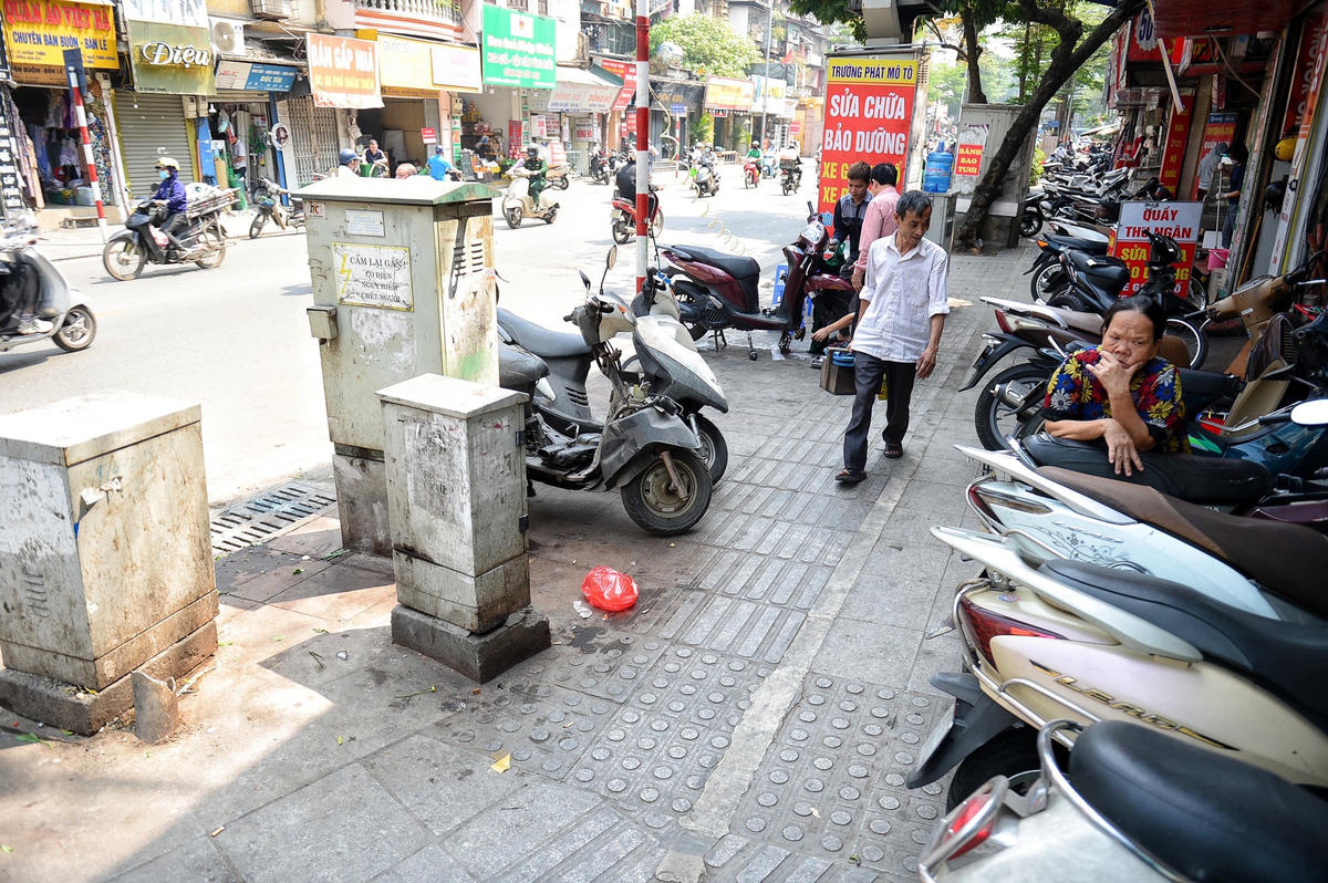 Điều đáng nói, vỉa hè sinh ra vốn chỉ để dành cho người đi bộ thì nay vỉa hè Hà Nội người đi bộ lại chẳng có lối đi.
