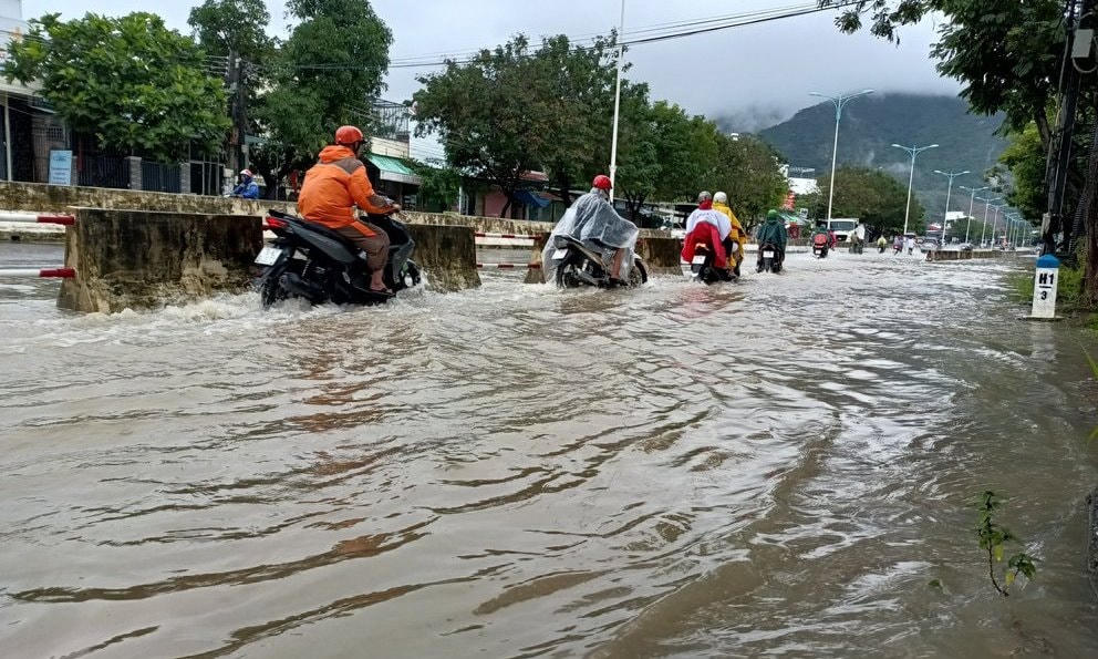 Con đường tại xã Phước Đồng, TP. Nha Trang (Khánh Hòa) bị ngậm nước do mưa lũ năm 2022.