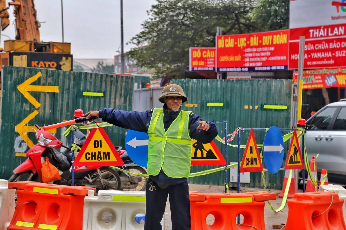 Nhằm giảm tình trạng ùn tắc tại các vị trí hố ga luôn có 1-2 nhân viên túc trực, hỗ trợ phân làn vào giờ cao điểm. 