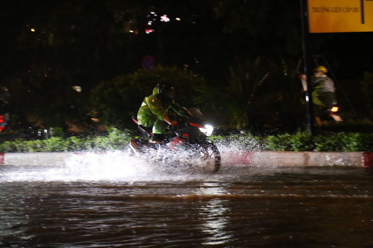 Người dân đánh vật với dòng nước.