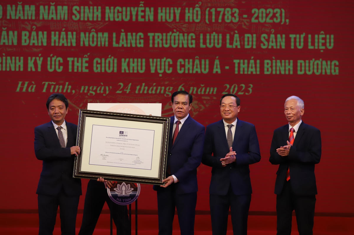 Thứ trưởng Bộ VHTTDL Hoàng Đạo Cương đã trao bằng chứng nhận và tặng hoa chúc mừng tỉnh Hà Tĩnh, huyện Can Lộc, dòng họ Nguyễn Huy - Trường Lưu.