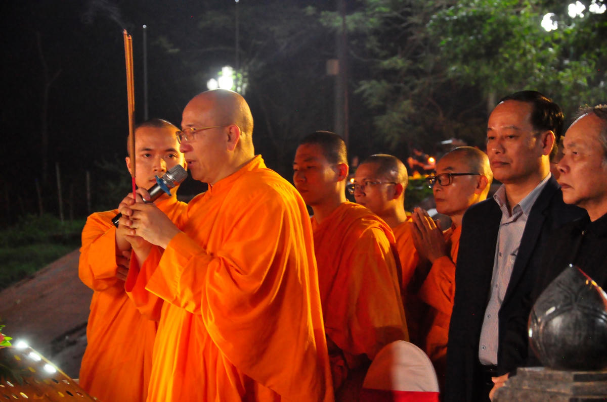 Đại lễ cầu siêu - Thả hoa đăng tri ân bên bờ sông Thạch Hãn