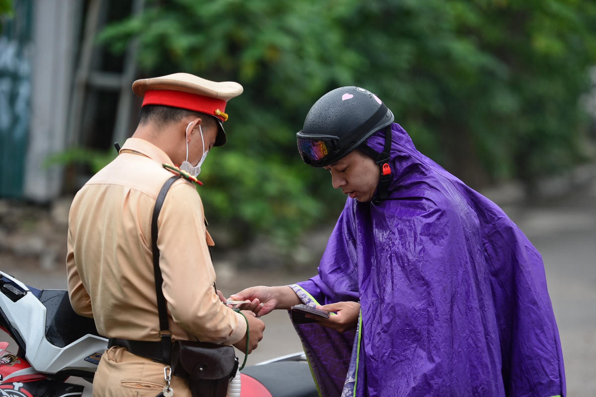 Chỉ chưa đầy 10 phút lập chốt, lực lượng chức năng đã xử lý loạt trường hợp vi phạm.