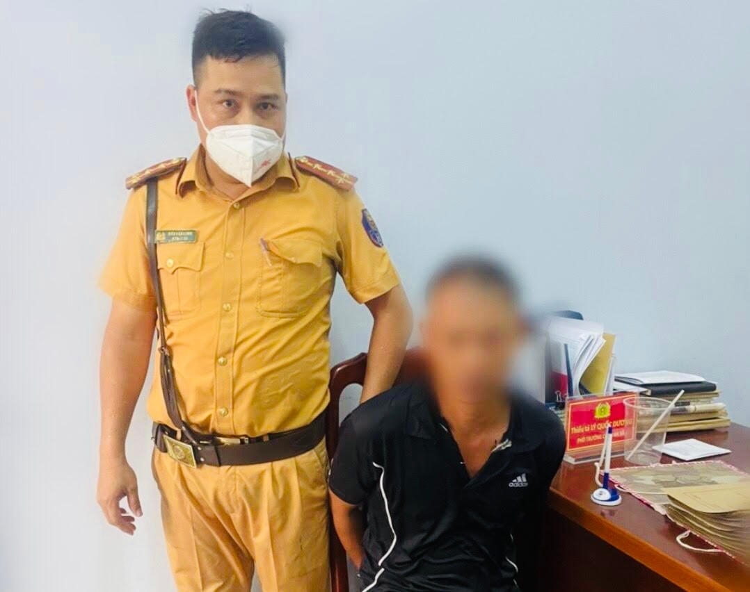 Đối tượng Hoàng Văn Mạnh bị lực lượng Công an và người dân bắt giữ.