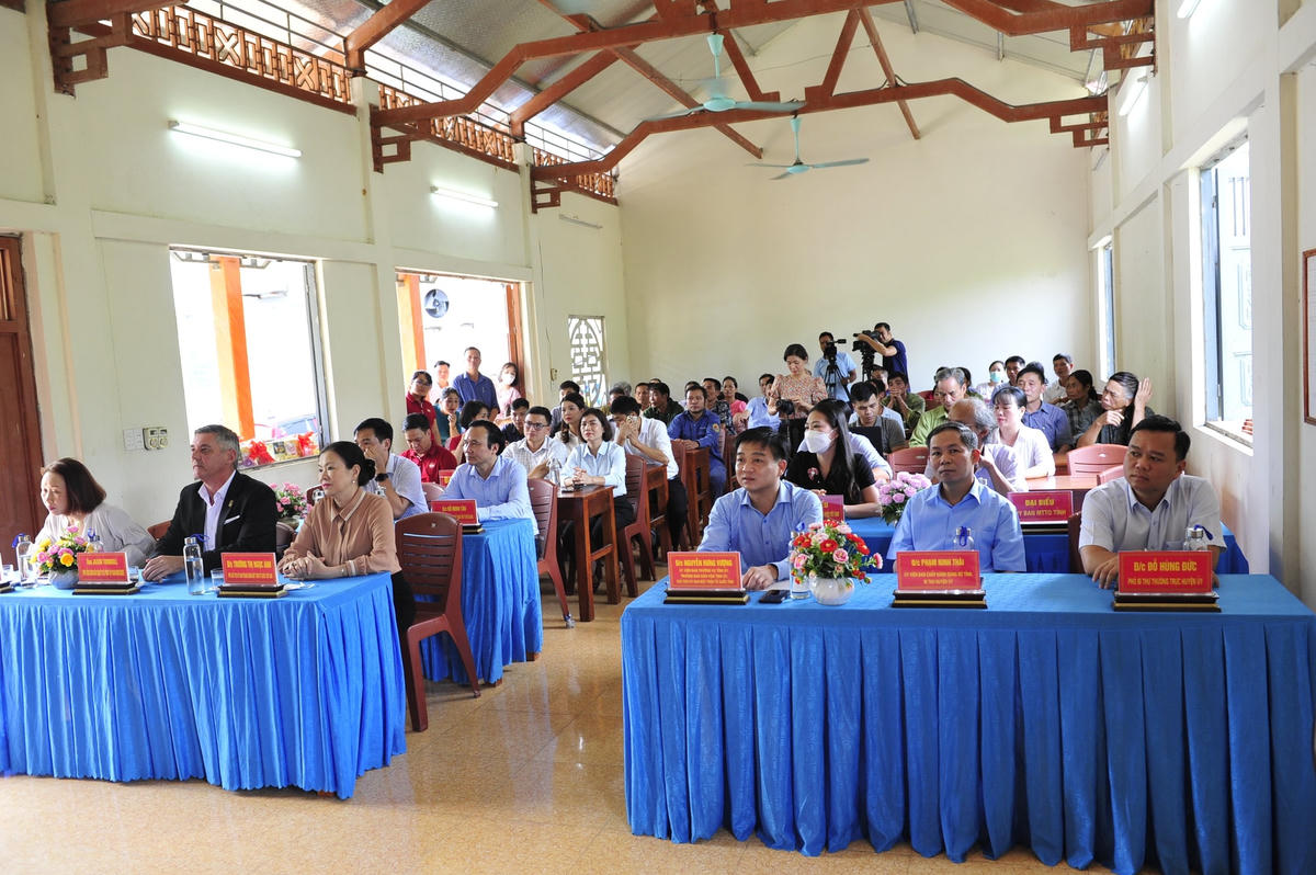Các đại biểu cùng bà con nhân dân xã Đội Bình tham dự buổi lễ.