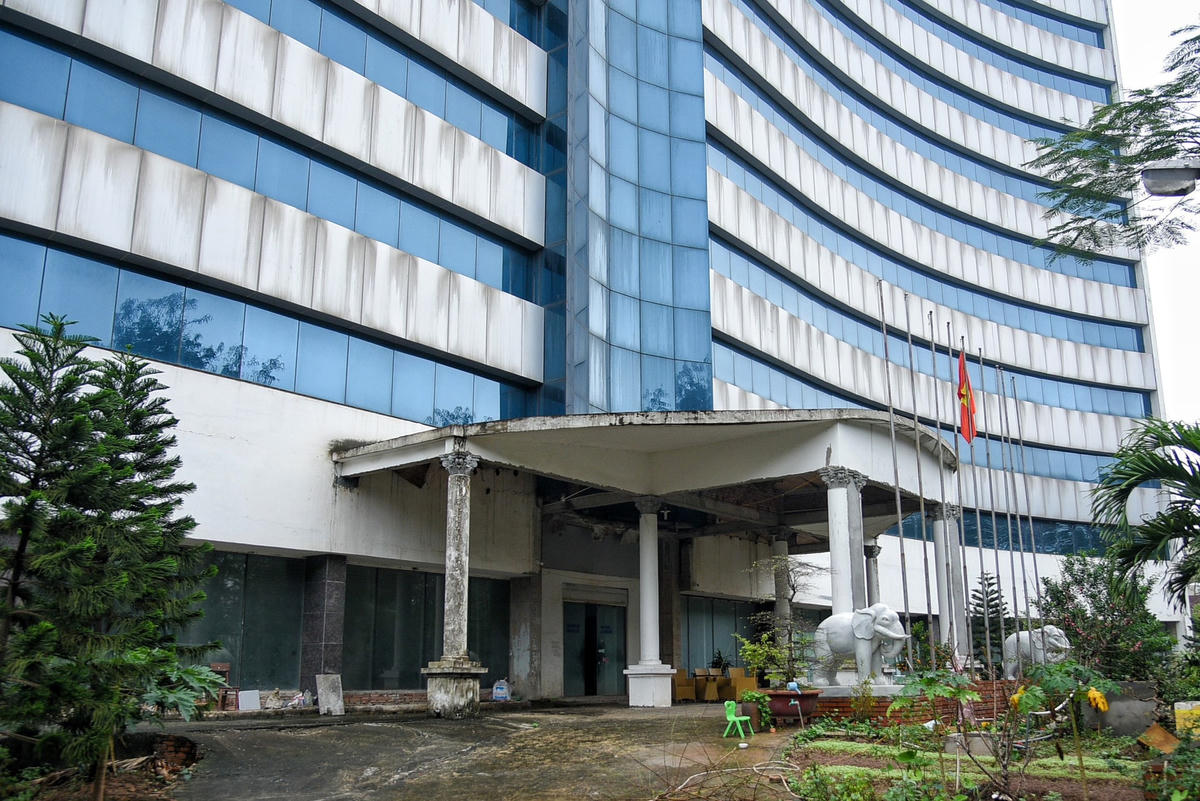 Dự án nằm ở trung tâm quận Cầu Giấy, mặt trước nhìn ra hồ Nghĩa Tân, xung quanh là khu dân cư. Tổng diện tích xây dựng bệnh viện là 27.000 m2 với 300 giường, chuyên điều trị các bệnh hiểm nghèo như ung thư máu, não, tim mạch…