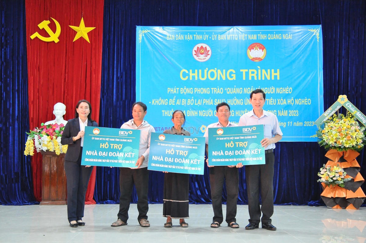 Chủ tịch Ủy ban MTTQ Việt Nam tỉnh Quảng Ngãi  Võ Thanh An trao hỗ trợ xây dựng 3 nhà Đại đoàn kết cho hộ nghèo.