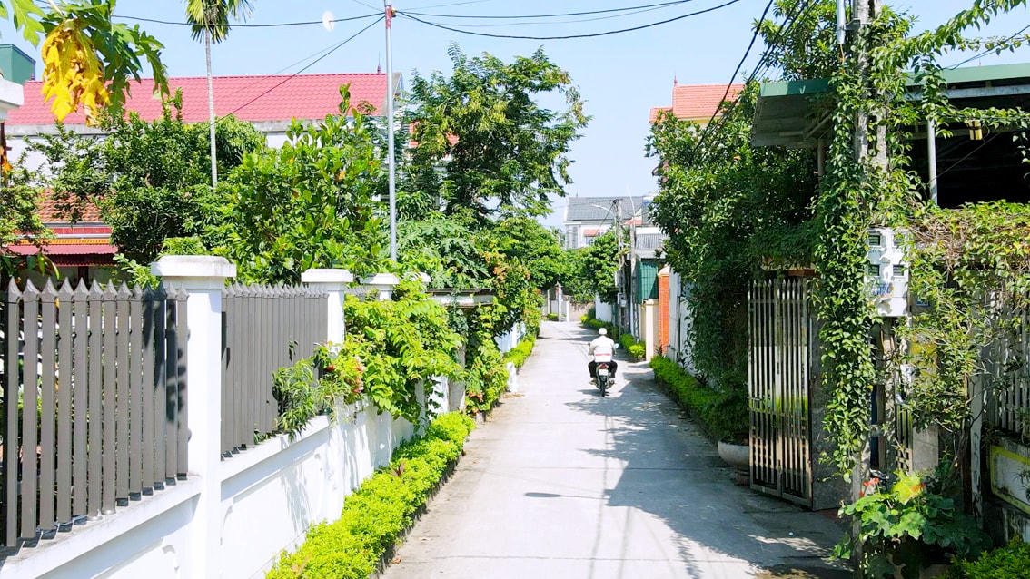 Tuyến đường kiểu mẫu sáng, xanh sạch đẹp ở xã Yên Đồng, huyện Yên Lạc. Ảnh: Trần Biển.