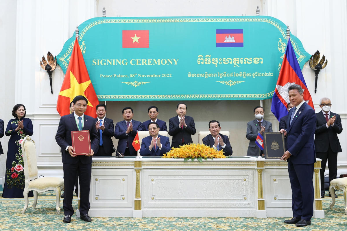 Hai Thủ tướng chứng kiến Lễ ký kết văn kiện giữa hai nước. Ảnh: VGP/Nhật Bắc.