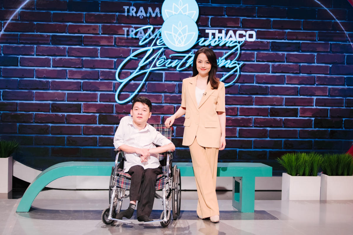 Anh Nguyễn Trung Hậu khiến sân khấu "Trạm yêu thương" lắng đọng vì câu chuyện vượt khó vươn lên.