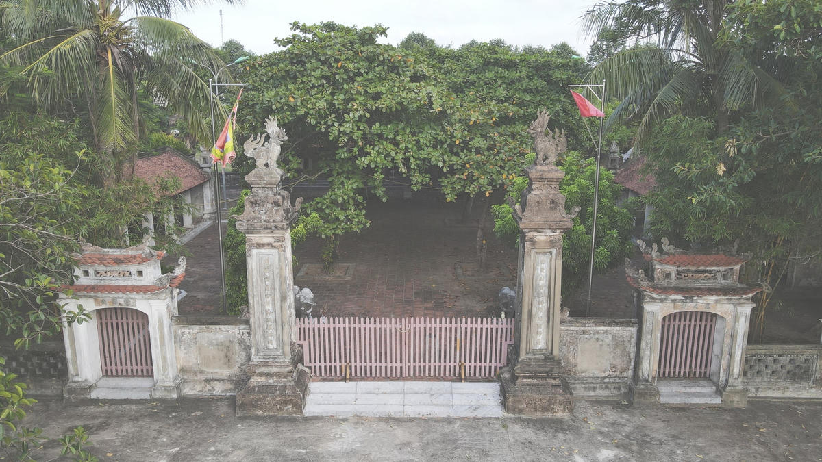 Đình Hội Thống (còn gọi là đình Kiên Nghĩa) được hoàn thành vào năm 1660 tại làng Hội Thống (nay là xã Xuân Hội, huyện Nghi Xuân, tỉnh Hà Tĩnh) với diện tích khoảng 2.500 m2. Đây được xem là một trong những ngôi đình cổ xưa nhất xứ Nghệ. 