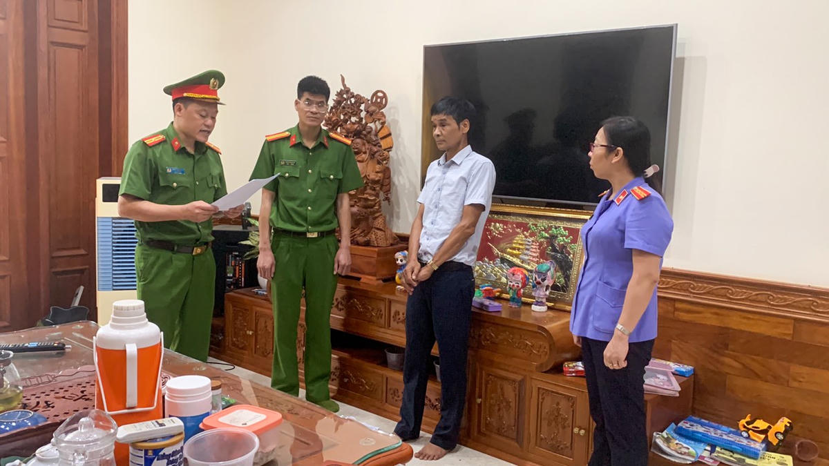 Lực lượng chức năng khám xét chỗ ở của bị can Lê Minh Dương. Ảnh: Công an tỉnh Bắc Giang.