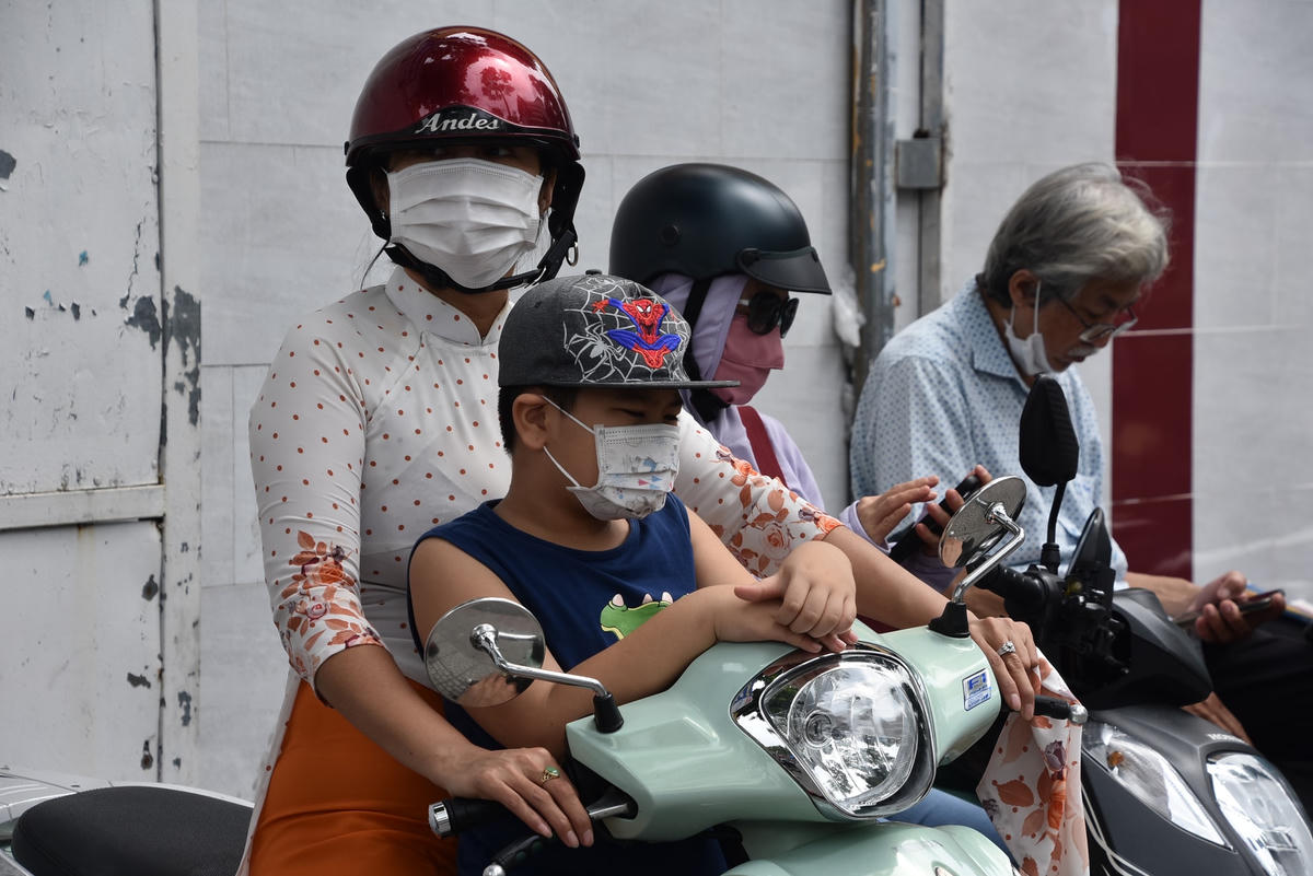 Chị Nguyễn Thị Minh Thào (Quận 4) cùng con trai đến cổ vũ cô con gái đang thi tốt nghiệp trong điểm trường THPT Ten Lơ Man. Chị Thảo cho biết, từ hôm qua đến nay tâm trạng rất hồi hộp và lo lắng. "Không biết con làm bài hôm nay ra sao chứ 2 môn hôm qua cháu đã làm rất tốt. Hy vọng ngày thi hôm nay cũng suôn sẻ", chị chía sẻ.  