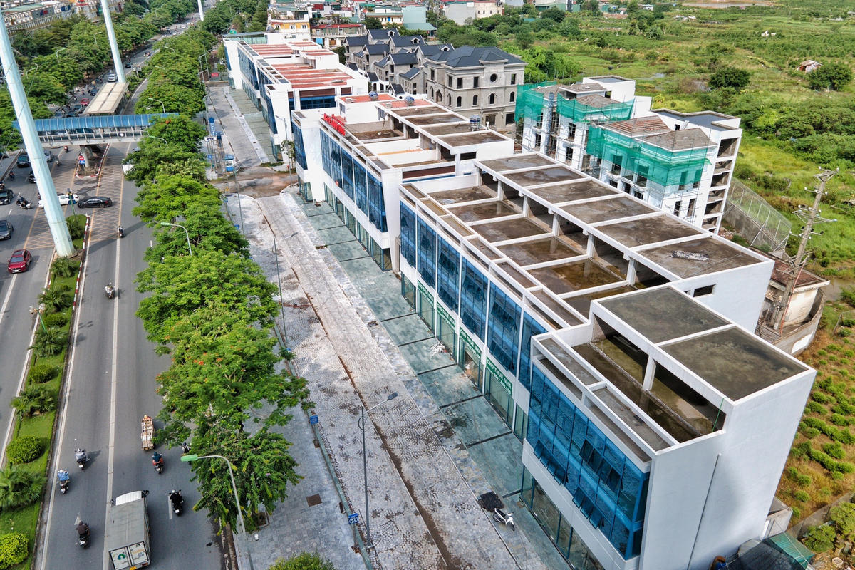 Cùng nằm trên trục đường Tố Hữu, hàng loạt shophouse TSQ Galaxy Vạn Phúc cũng đang rầm rộ được treo biển cho thuê. 