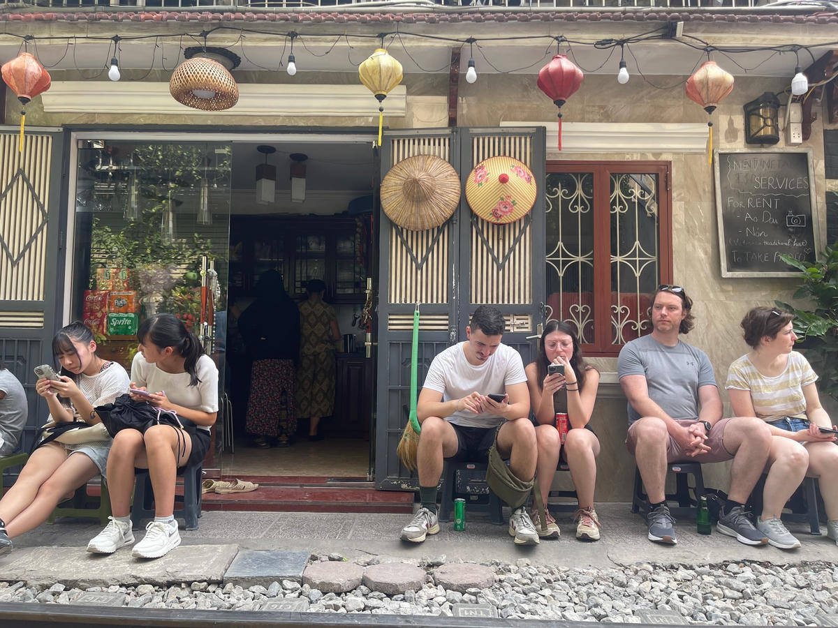 Hà Nội: Phố cà phê đường tàu cấm chỗ này 'mọc' chỗ khác tiềm ẩn nguy cơ mất ATGT