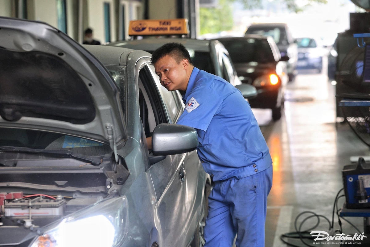Đăng kiểm viên kiểm định xe cơ giới.