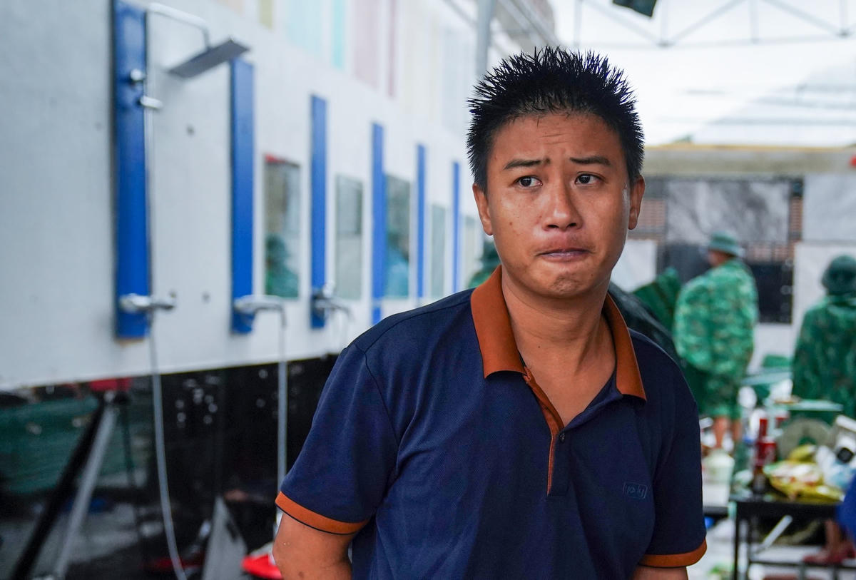 Anh Nguyễn Văn Đạo vẫn chưa hết bàng hoàng trước khung cảnh diễn ra. Ảnh: Cẩm Kỳ