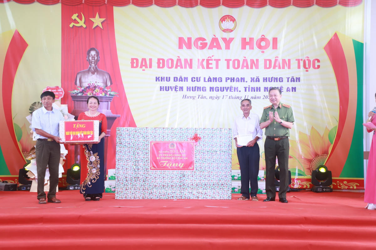 Nhân dân làng Phan, xã Hưng Tân được trao tặng nhiều hiện vật giá trị cho phục vụ đời sống tinh thần.