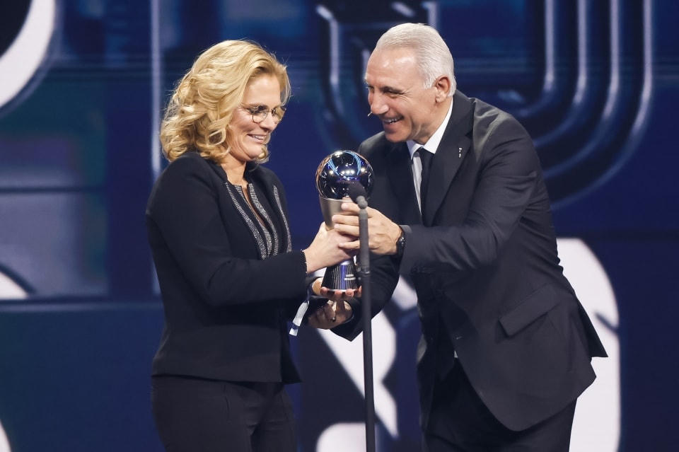 HLV Sarina Wiegman lần thứ ba được vinh danh là huấn luyện viên nữ xuất sắc nhất FIFA sau các chiến thắng vào năm 2017 và 2020. Ảnh: EPA.