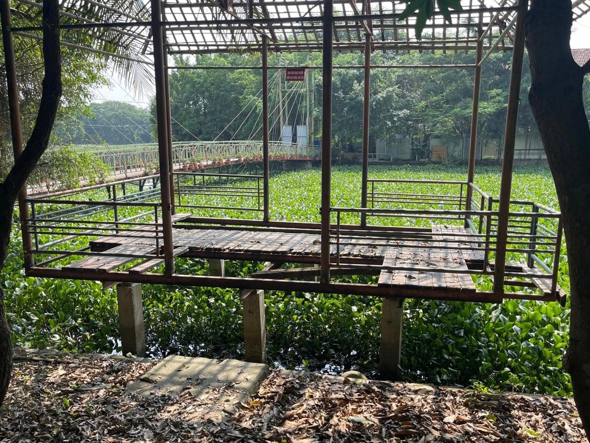 Khu vực nhà chòi nhiều nơi trơ khung sắt, không đảm bảo an toàn để người dân sử dụng. 