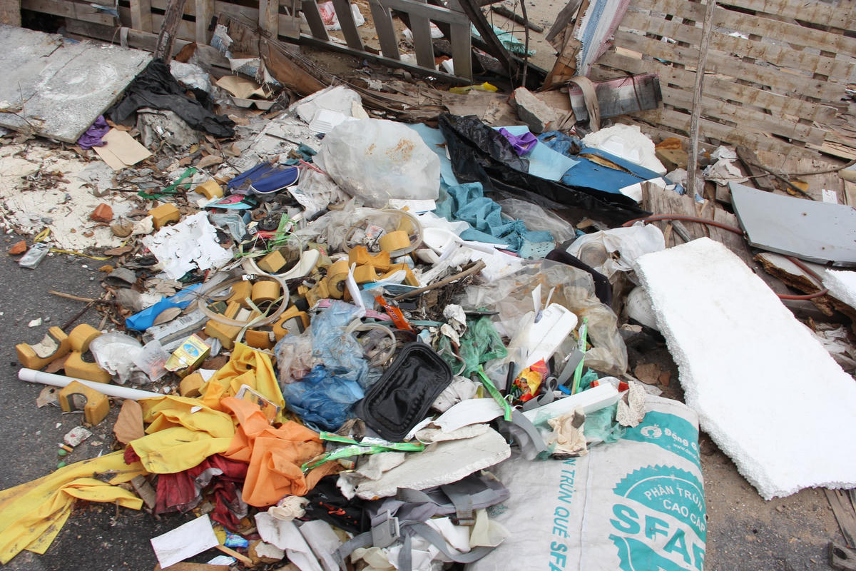 Anh Tuấn - một người làm việc tại khu tòa nhà Liên cơ Bộ Lao động - Thương binh và Xã hội cho biết: "Quanh đây có nhiều trụ sở làm việc của các cơ quan nhà nước mà một bãi rác đổ kéo dài như thế, không thấy đơn vị nào đến dọn, không những gây ô nhiễm môi trường, tạo điều kiện cho ruồi muỗi sinh sống mà còn làm mất mỹ quan đô thị cả tuyến phố".