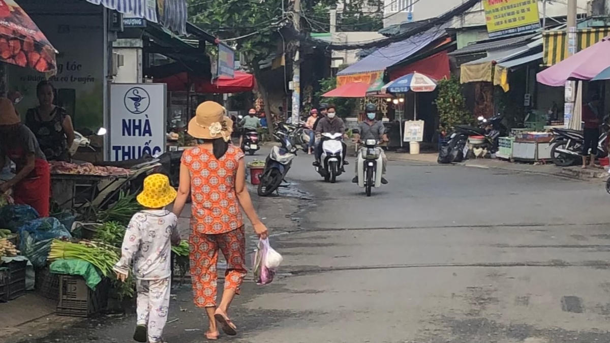 Đường hẻm được mở rộng, nhiều mặt bằng kinh doanh, buôn bán hoạt động giúp đời sống người dân ở hẻm khấm khá hơn. Ảnh: Hồng Phúc
