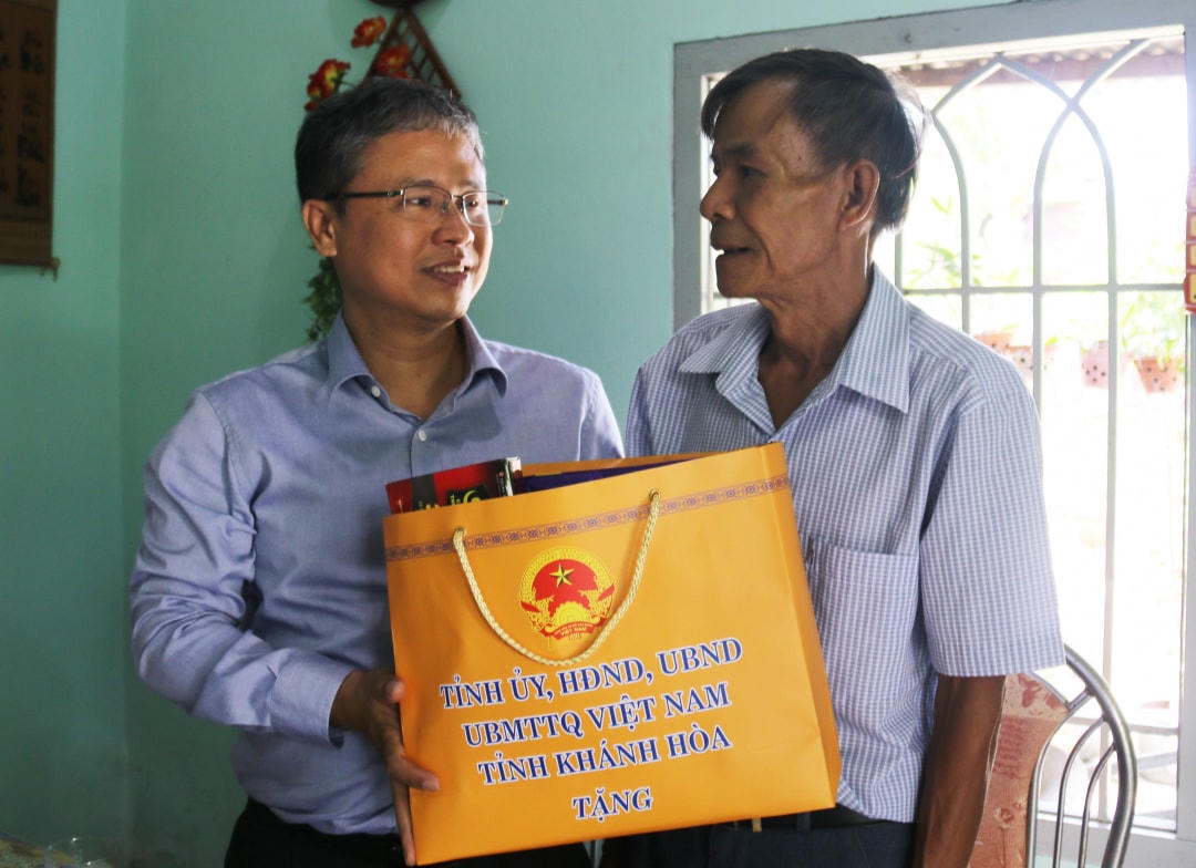 Ông Trần Hoài Nam, Phó Chủ tịch tỉnh Khánh Hòa thăm, tặng quà thương binh Nguyễn Văn Quang