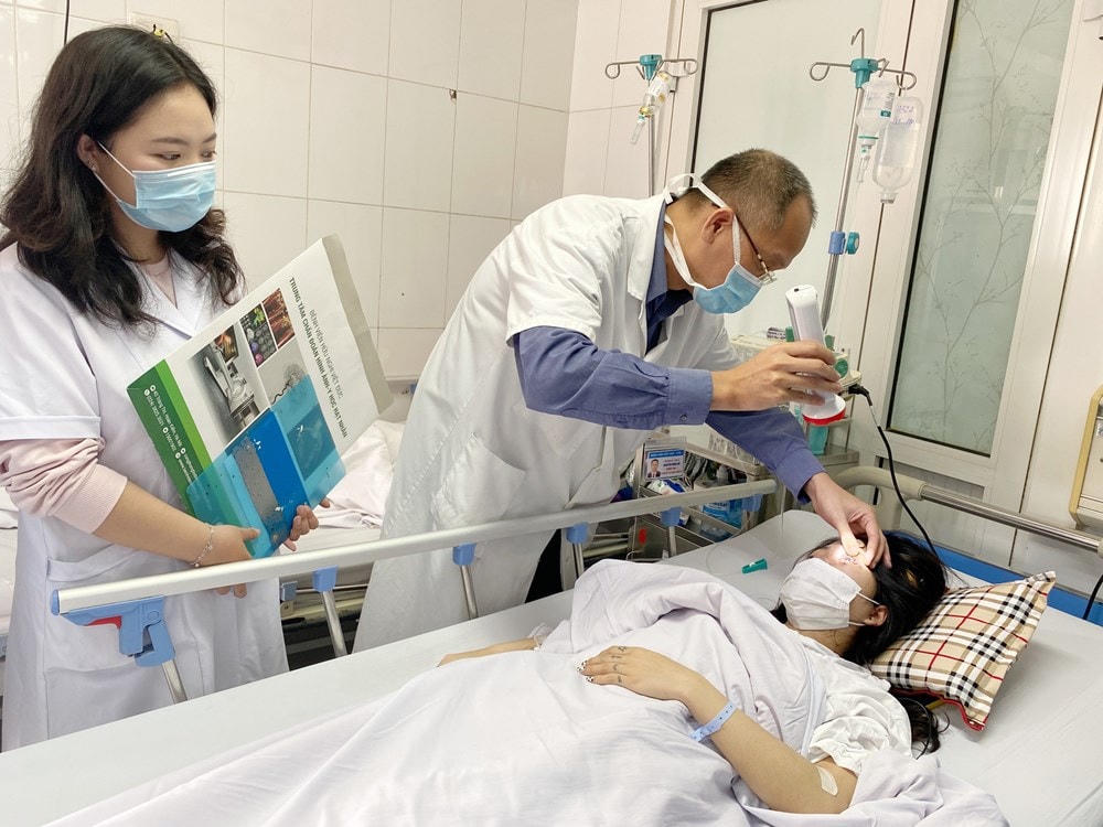 Chăm sóc bệnh nhân nhập viện do biến chứng thẩm mỹ. NGUỒN: BV Hữu Nghị Việt Đức.