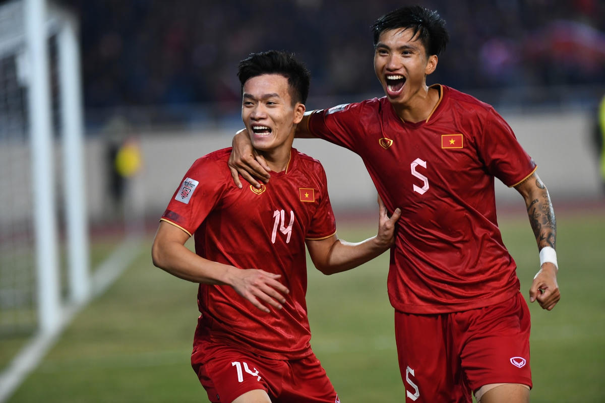 Hoàng Đức và Văn Hậu là hai cầu thủ điển hình của tuyển Việt Nam vượt trội đối thủ về mọi mặt. Ảnh: Thanh Xuân