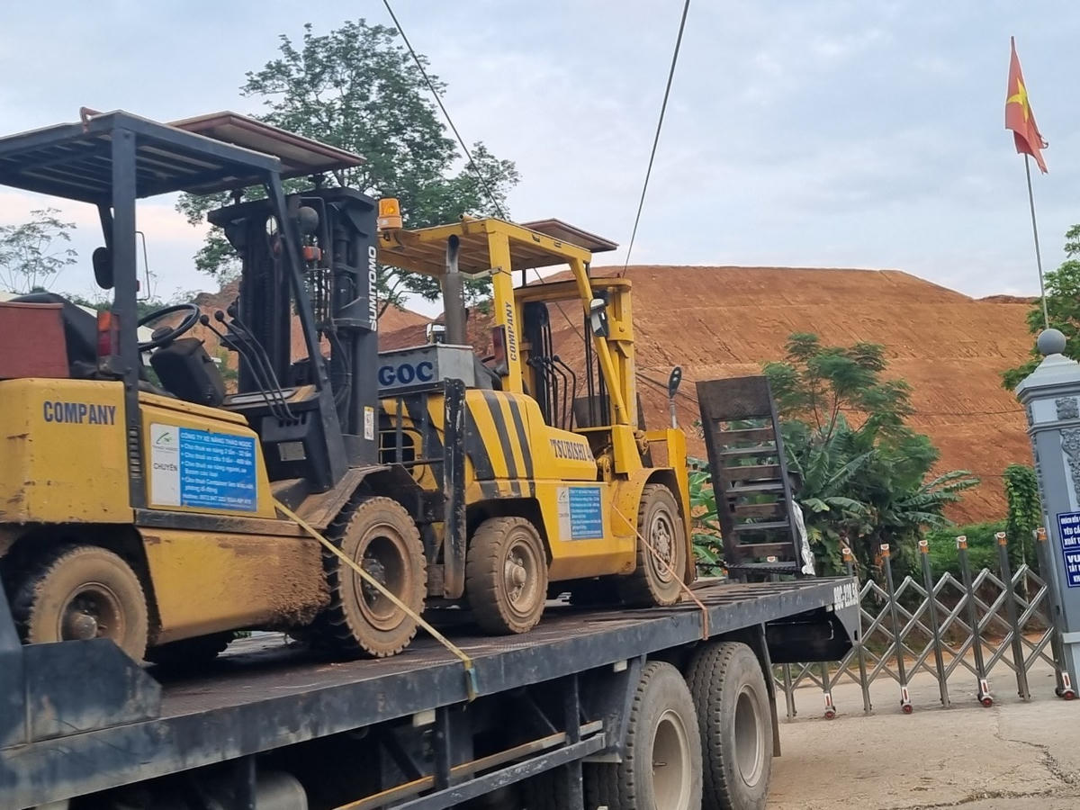 Phóng viên ghi nhận một số máy móc được vận chuyển từ mỏ đất hiếm Yên Phú đi. Ảnh: Ngô Hùng