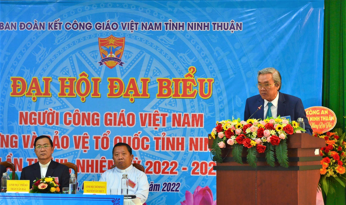 Ông Lê Văn Bình, Chủ tịch Ủy ban MTTQ Việt Nam tỉnh Ninh Thuận, phát biểu tại đại hội.
